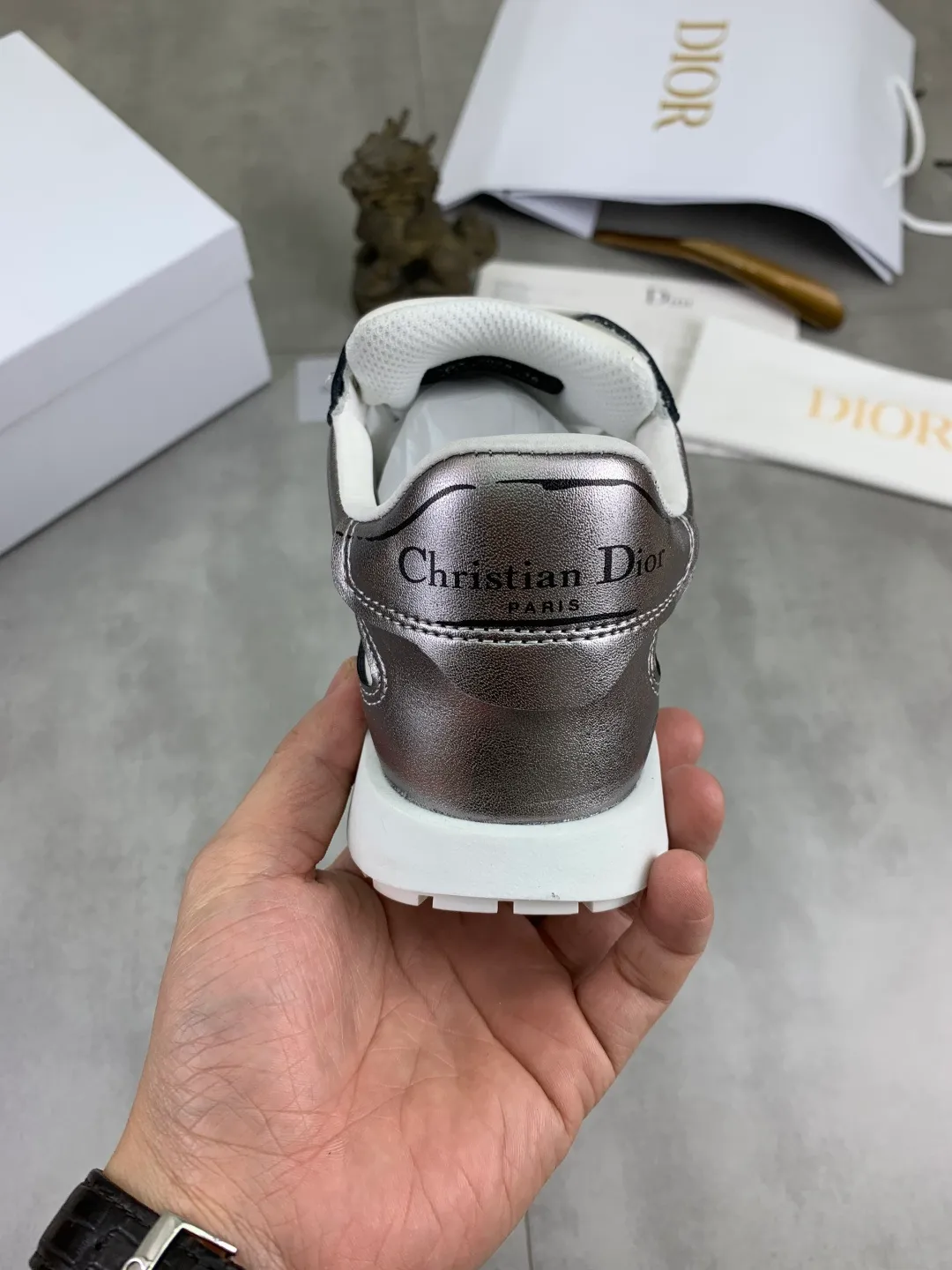 Men's men's shoes P520 new Dior Tech sneakers 2026 early spring series new products, with fashionable details, highlighting retro aesthetics. The light beige anti-suede cow leather upper is spliced ​​with apricot transparent mesh fabric on the side. The upper window edge is adhered with high-frequency flat ironing and back-pressure. It replicates the original craftsmanship, making it beautiful and comfortable without falling off. The interior is made of sheep lining of the same color, which is soft and comfortable. The heel and tongue are embellished with the Paris logo. The textured TPU soles with the same color logo. The high-end version is exquisitely packaged, adding a high-end style.  Code number: 35-46